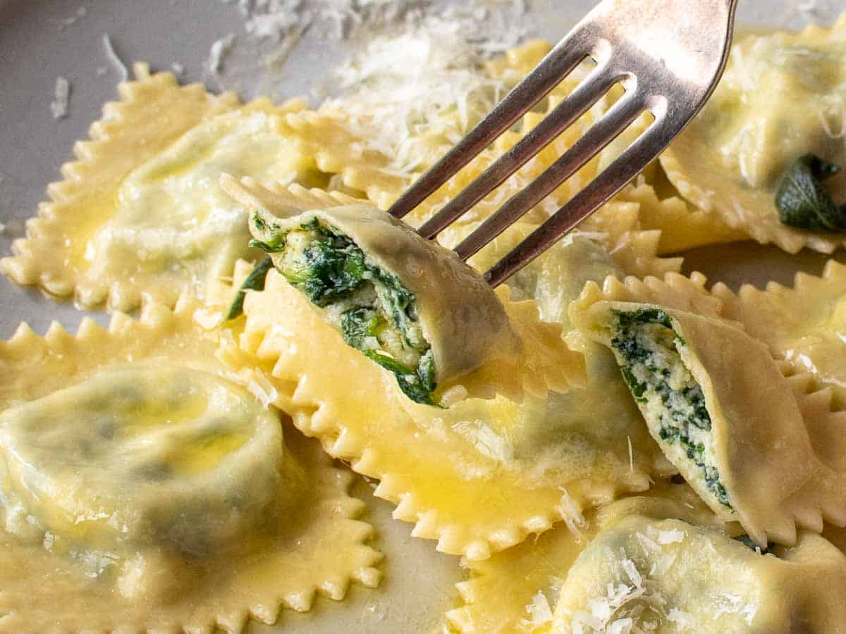 Spinach and Ricotta Ravioli: Mastering Pasta, Filling & Sauce